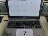 un ordinateur portable posé sur une table sur laquelle est inscrit le chiffre 7