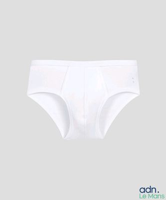 un gros plan sur un slip blanc sur fond blanc