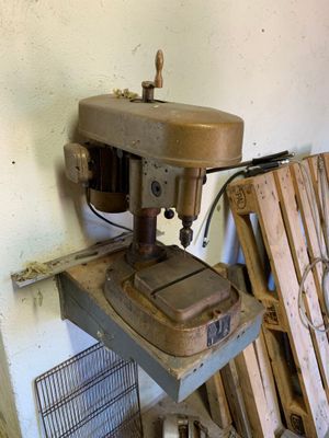 une machine posée sur une table dans une pièce