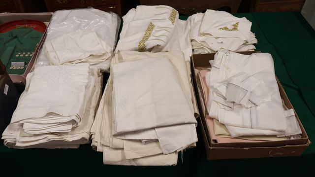 Lot de draps anciens brodés, ajourés, ensemble de nappes et servi...