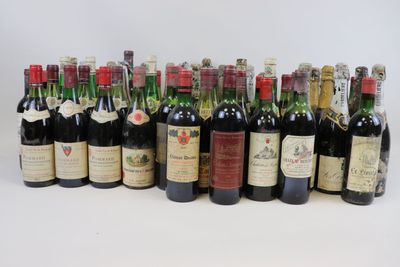 plusieurs bouteilles de vin sont alignées sur une surface blanche