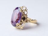 une image représentant une bague en or sertie d'une grosse pierre d'améthorate