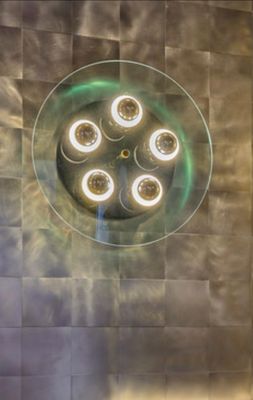 une photo d'un luminaire circulaire dans une salle de bains