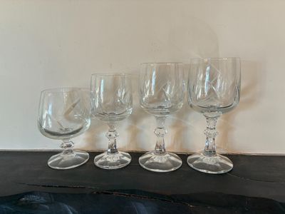 Partie de service de verres en cristal moulé, le gobelet à d…