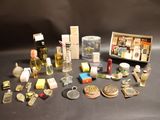 de nombreux types de parfums et de flacons différents sur la table