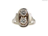 une image montrant un gros plan d'une bague en diamant sur fond blanc