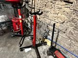 une photo d'un garage avec des outils et une borne d'incendie