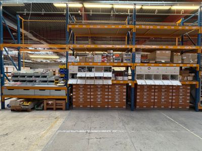 un grand entrepôt rempli de nombreuses caisses et d'étagères