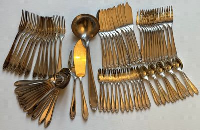 un grand nombre de fourchettes et de cuillères disposées sur une table