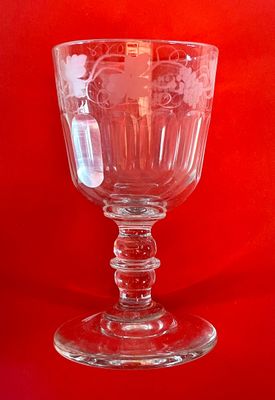 un verre à vin sur fond rouge et un fond rouge