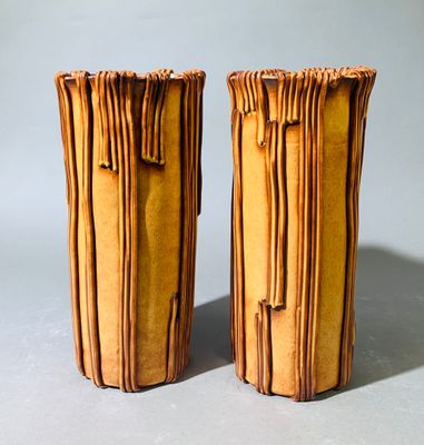 deux vases en bois posés sur une table
