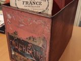 une boîte avec une étiquette posée sur une table