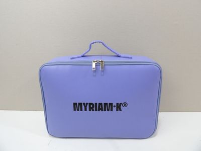 un gros plan sur un sac violet orné d'un logo