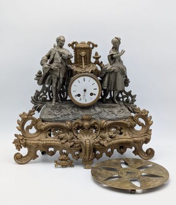 une horloge posée sur une table