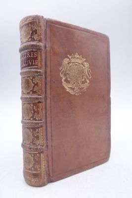 un livre marron orné d'un emblème doré