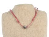 gros plan d'un torse de mannequin portant un collier