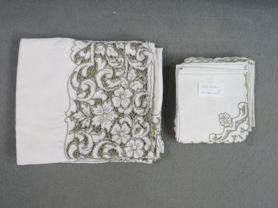 deux serviettes et un porte-serviettes sur une table