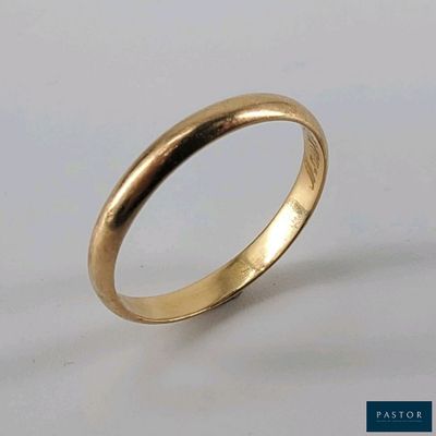 Alliance en or jaune 18K (750 millièmes), gravée à l’intérie…