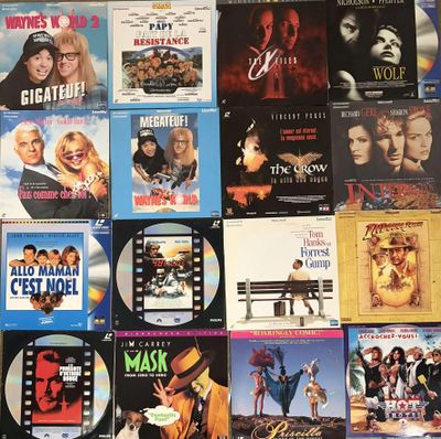 tout un tas d'affiches de cinéma accrochées les unes à côté des autres sur le mur