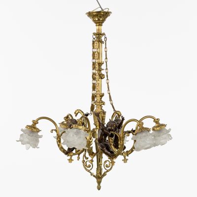 un lustre ancien en laiton orné de fleurs en verre dépoli