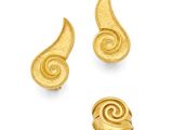 un lot de trois boucles d'oreilles en or ornées de motifs en spirale