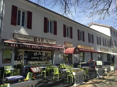 de nombreuses tables et chaises à l'extérieur du restaurant