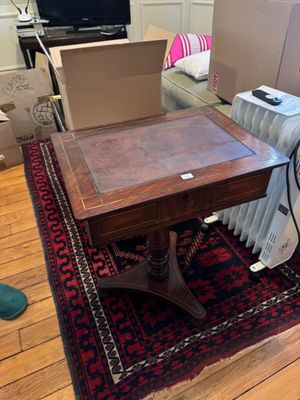 une table sur laquelle est posée une télévision, au milieu du salon