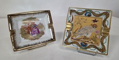 deux petites assiettes ornées d'images, posées sur une table
