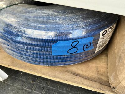 un tuyau bleu qui se trouve dans une boîte