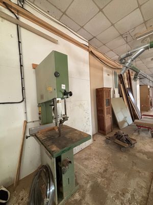 une machine placée au milieu d'une pièce