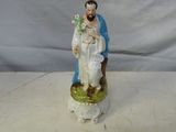 figurine représentant un homme tenant une fleur à la main