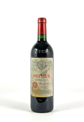 une bouteille de vin posée sur une table