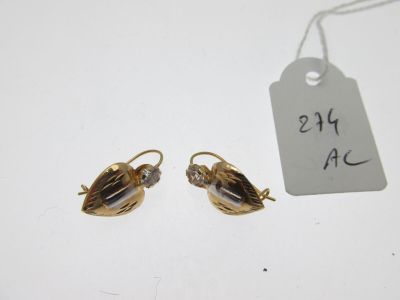 une paire de boucles d'oreilles dorées ornées de perles en verre transparent et d'une étiquette de prix