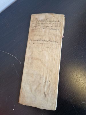 une feuille de papier posée sur une table, sur laquelle il y a des inscriptions