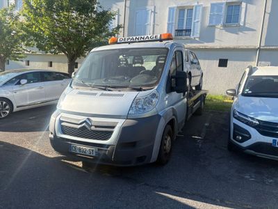 une camionnette blanche garée sur un parking à côté d'une voiture blanche