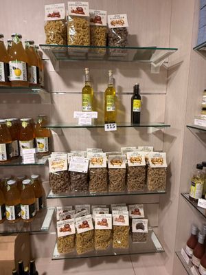 Ce magasin regorge de rayons remplis de produits alimentaires et de condiments