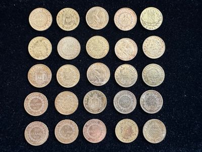 gros plan d'un paquet de pièces de monnaie sur une surface noire