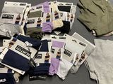 Plusieurs paires de sous-vêtements pour hommes sont disposées sur une table