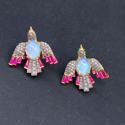 une paire de boucles d'oreilles en oplite et diamants
