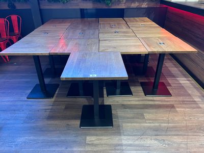 une table avec deux bancs et une chaise rouge dans un coin