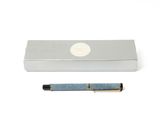 le stylo se trouve à côté de la boîte, sur la surface blanche