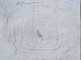 une photo d'une plaque en pierre sur laquelle figure un bateau