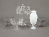 beaucoup d'objets en verre qui se trouvent sur la table
