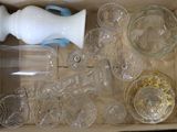 une boîte contenant de nombreux verres et tasses vides