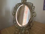 un miroir posé sur une table devant un mur