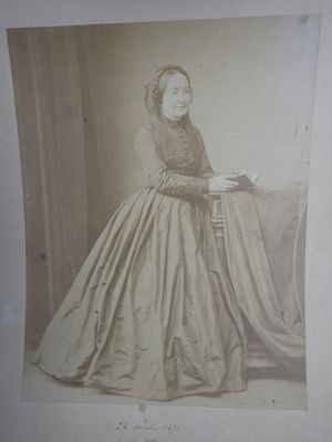 BERTALL à Paris, portrait de Justine DARBOY, sœur et gouvern…