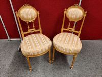Paire de chaises en bois sculpté ajouré doré, à dossier cent…
