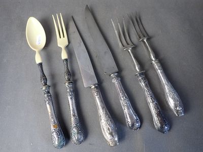 Lot comprenant 2 services à découper en métal argenté, on joint 1 serv - Photo 1