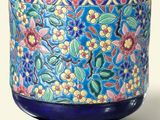 un vase bleu orné d'un motif floral