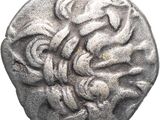 un gros plan d'une pièce d'argent sur laquelle figure un motif